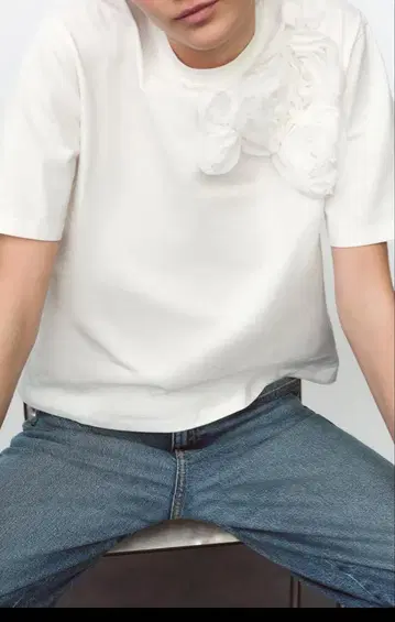 자라 플라워 디테일 티셔츠