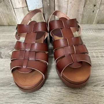 브라운 스트랩 샌들
