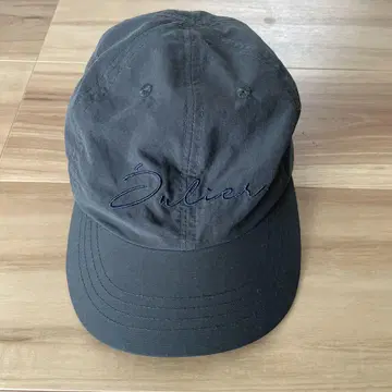 JuIier 다크 그레이 자수 로고 캡