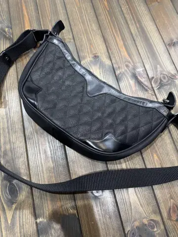 블랙 퀼팅 바디백