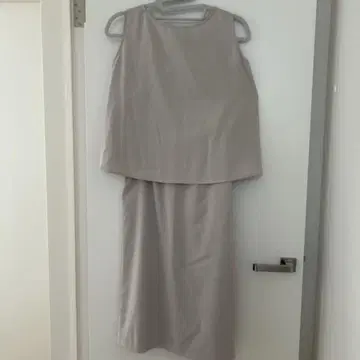 베이지 슬리브리스 상의와 롱 스커트 셋업 어반 리서치