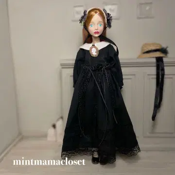 A 빅토리아 스타일 블랙 인형 드레스