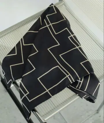 새상품 anuke Geometric Print 스카프 네이비 완판 컬러