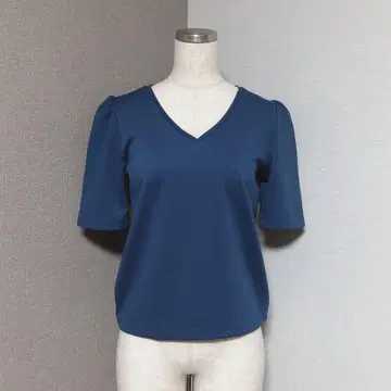 마우지 V넥 개더 숄더 상의