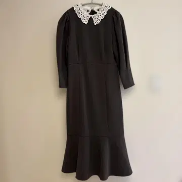 레이스 칼라 부착 다크 그레이 원피스