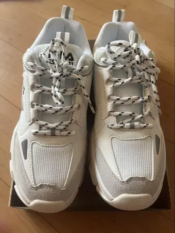 FILA 화이트 스니커즈