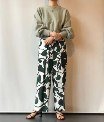 피니 RAYON LEAF PRINT GATHERED PANTS