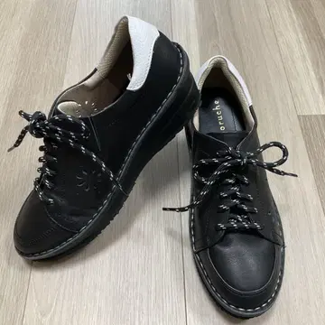 돌체 천연 가죽 펀칭 패턴 스니커즈 22cm (끈 2종 포함)