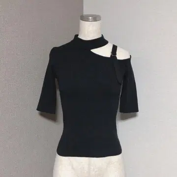 무루아 오픈 숄더 벨트 리브 티셔츠