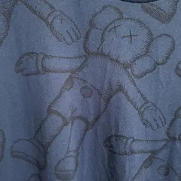 유니클로 KAWS 티셔츠 XL 네이비 초레어