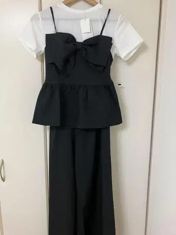 리본 포함 페플럼 상의와 와이드 팬츠 셋업