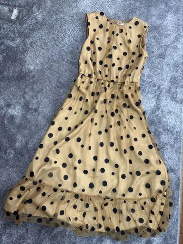 그레이스 콘티넨탈 도트 무늬 베이지 롱 원피스