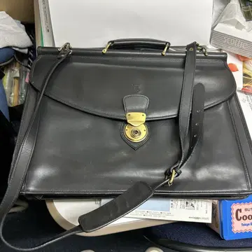 블랙 가죽 숄더백 플랩형
