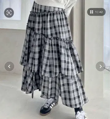 체크 무늬 티어드 롱 스커트
