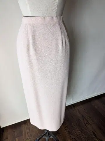 옅은 핑크 타이트 스커트 무릎 기장 플리츠