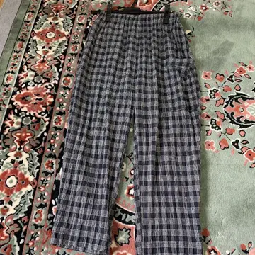 데이크의 블랙 컬러와 화이트 컬러 체크 릴랙