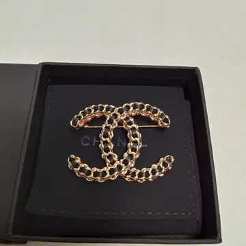 C 로고 체인 브로치