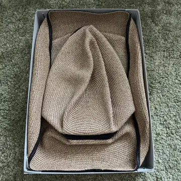 성숙한 모자. 상자 포장 모자