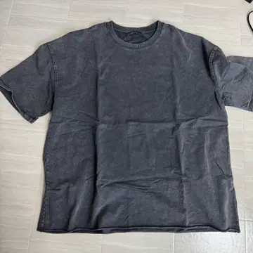 ZARA 다크 그레이 티셔츠 M 사이즈