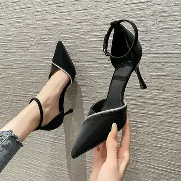 비쥬가 장식된 블랙 스틸레토 하이힐
