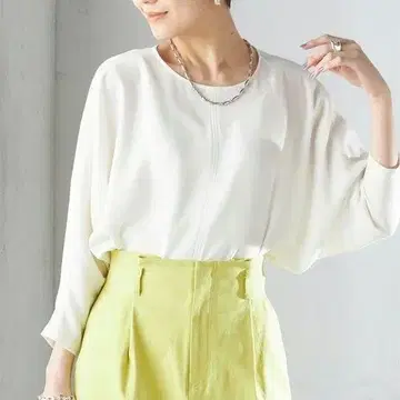 24SS SHIPS 아세테이트 혼방 백 새틴 T 블라우스 아이보리