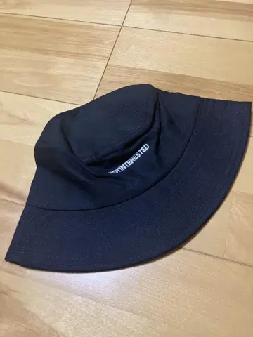 블랙 버킷 햇 로고