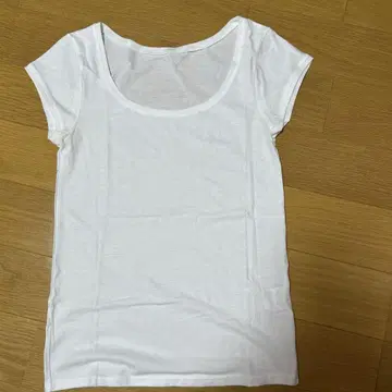 화이트 반팔 티셔츠 라운드넥