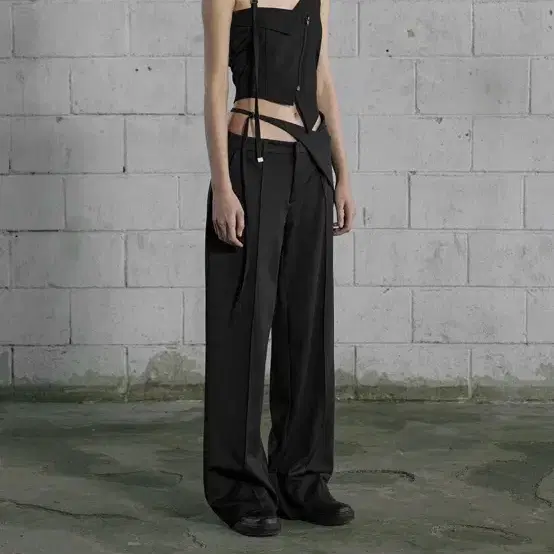 【BOHEMIAN SEOUL】KNEE OPEN RIPPED WIDE JEANS (BLACK) BOHEMIAN SEOUL | 보헤미안서울 Bohemian Seoul knee open