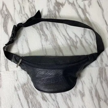 새상품급 BREE 미니 웨스트 파우치 블랙 가죽 로고 엠보 바디백