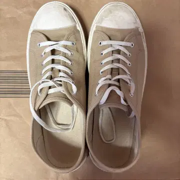베이지 캔버스 스니커즈