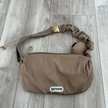 OUTDOOR PRODUCTS LEE 별주 바디백 카페 라떼