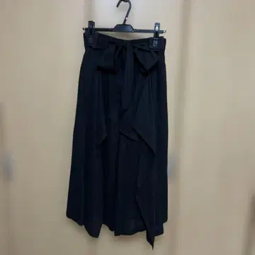 리본 포함 블랙 랩 팬츠