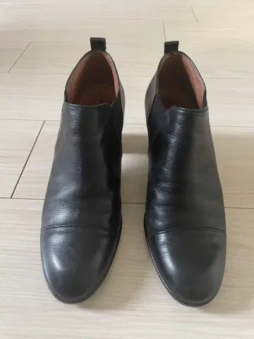 블랙 가죽 앵클부츠 미들 힐