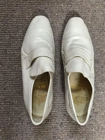 GRANSON TRUE MOCCASIN 화이트 슬립온