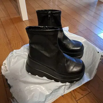 블랙 통굽 지퍼 부츠