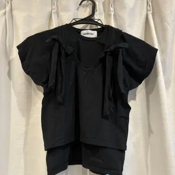 앰부쉬 블랙 티셔츠 리본