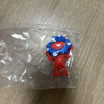 캐릭터형 피규어 빨간색과 파랑