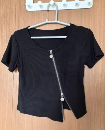 지퍼가 달린 블랙 리브 반팔 상의
