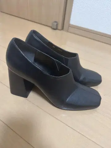 SLY 스퀘어 펌프스 블랙