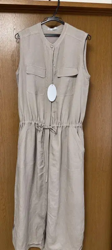 디노스 DAMAcollection 베이지 슬리브리스 원피스