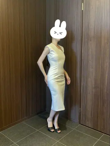 아이보리 슬리브리스 타이트 원피스