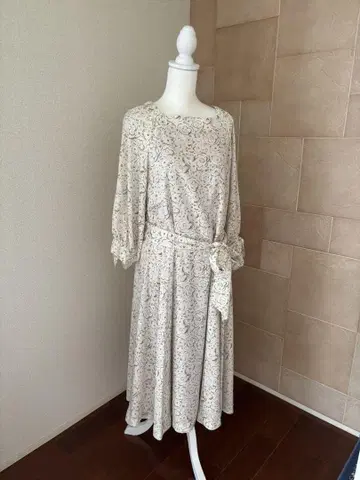 INGEBORG 카멜리아 무늬 크림색 롱 원피스
