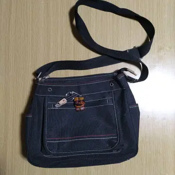 블랙 데님 숄더백 외부 포켓 부착