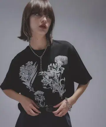 이번 시즌 완판 HARE 레트로 플라워 자수 T