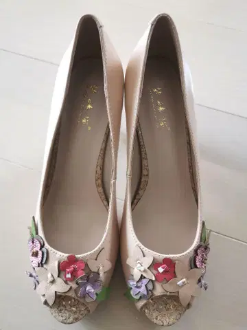 (미사용 새상품) 꽃무늬 모티브 레이디스 펌프스 베이지 가죽 24cm