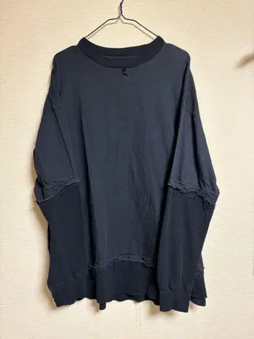 마인 데님 데미지 가공 블랙 긴팔 티셔츠