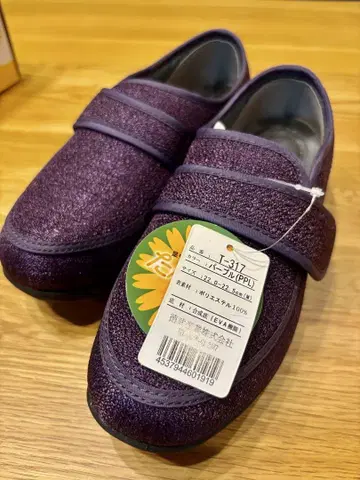 보라색 폴리에스테르 재질의 실외용 간호화