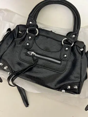 블랙 숄더백 지퍼 포켓 부착
