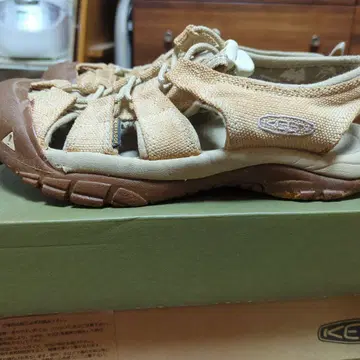 KEEN 베이지 샌들