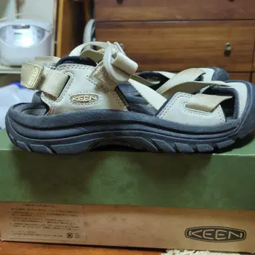 KEEN 베이지 샌들 아웃도어용